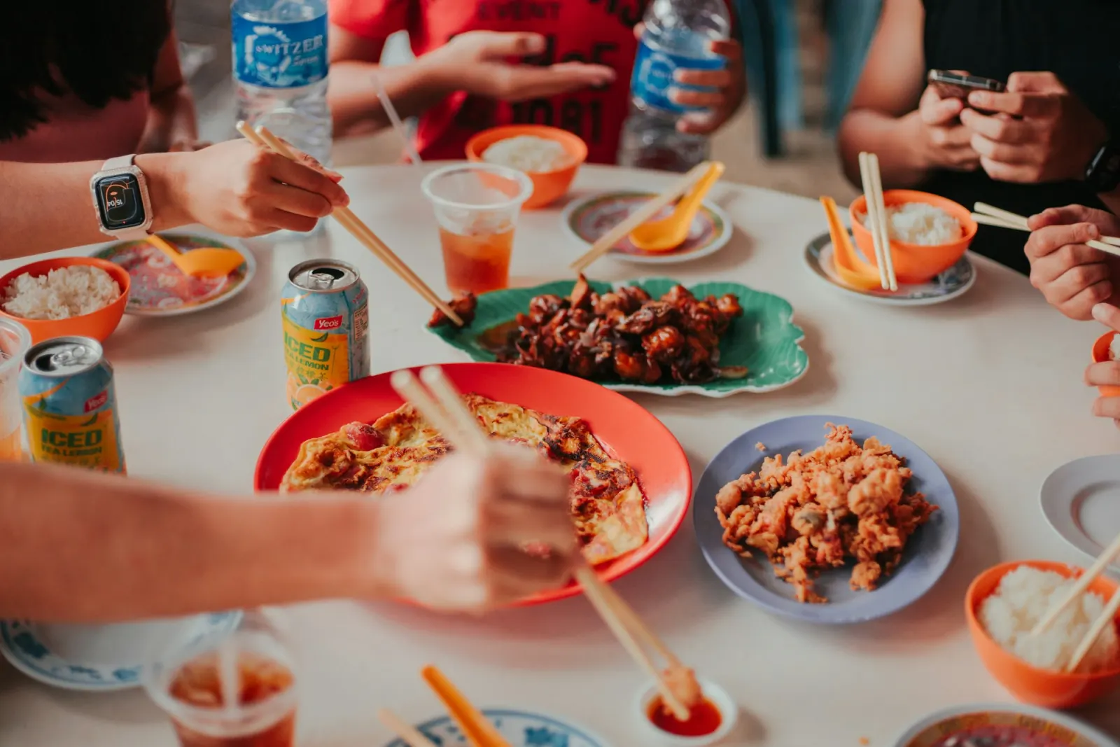 朋友圍著餐桌分享台式料理